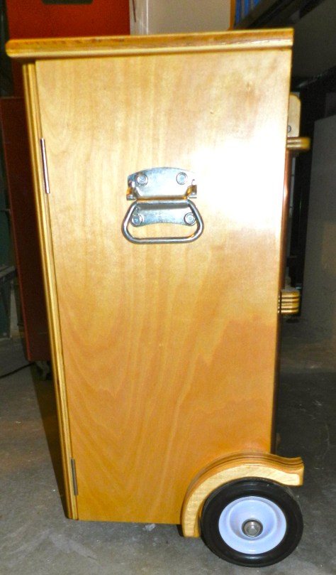 Side view with handle and curved fender