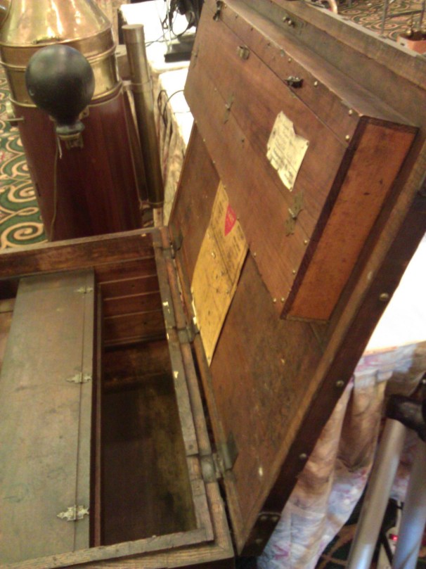 Detail view of that box till on the lid