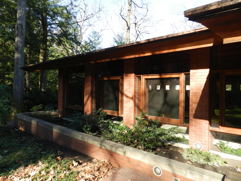 Note the windows off of the garden (living) room -- glass was mounted directly into the brick, concrete and ceiling -- no frames and better connection to the outside