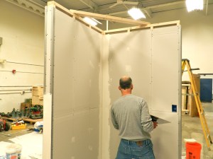 Using a hawk and applying mud to the corner joint