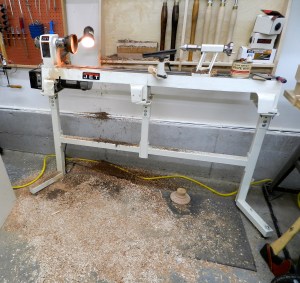 Hollowing the bowl, knee deep in shavings