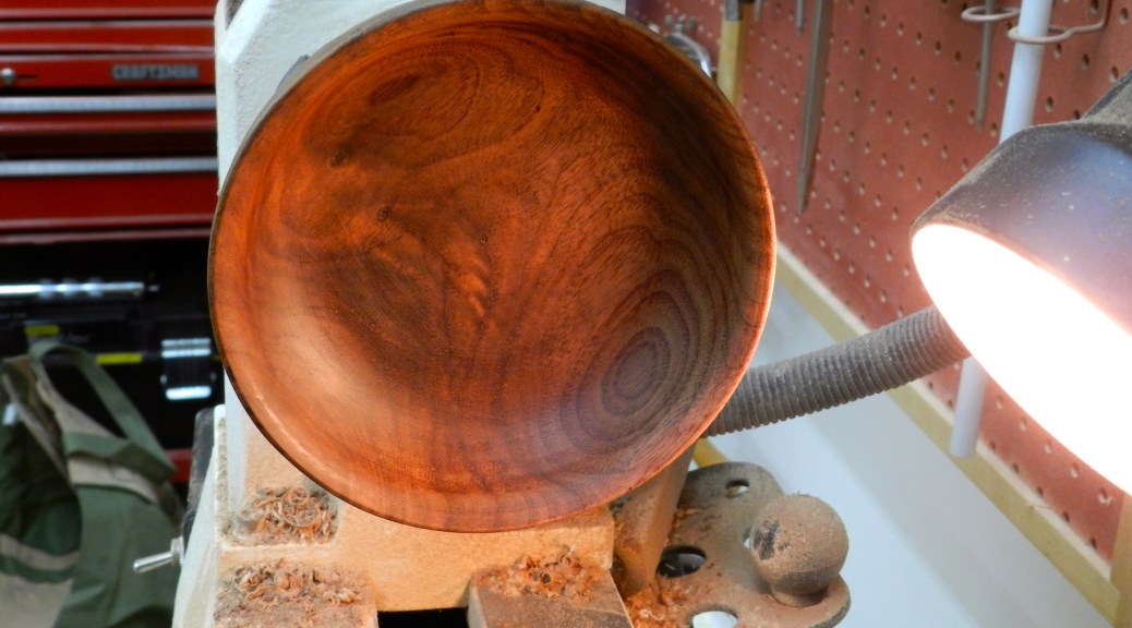 Hollowed out bowl, finishing the edge detail