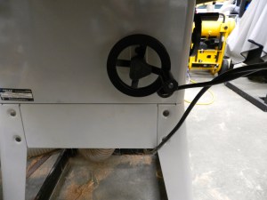 Table saw tilt adjustment knob