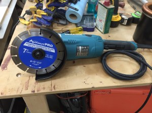 Diamond blade properly mounted in the grinder