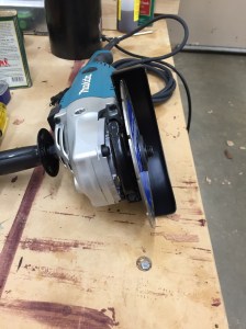 Blade held tightly between two proper flanges. (No deformation)