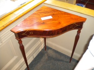 Corner table